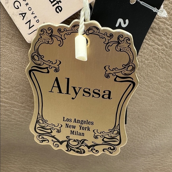 Large Tan Handbag /Tote in Vegan Leather, with a Wallet. NWT - Picture 8 of 13